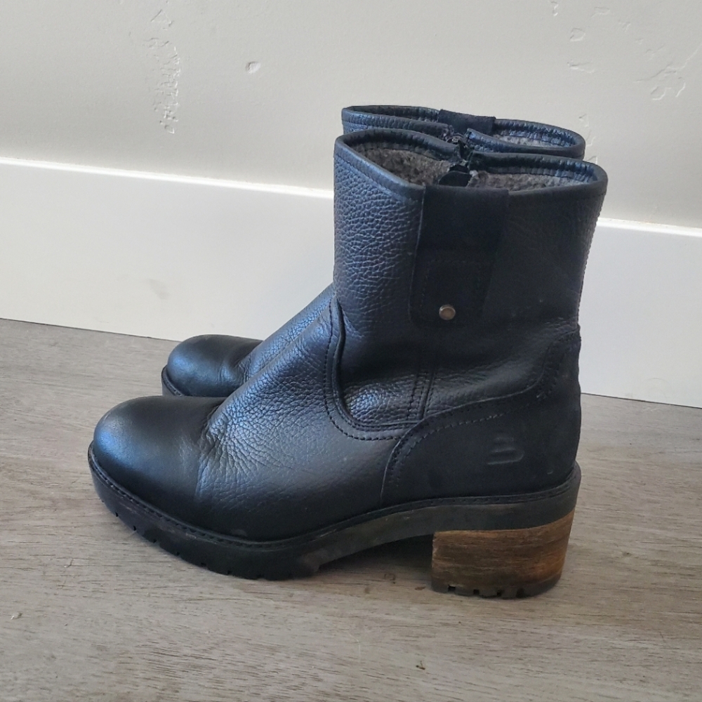Stylish Womens black boots, Size 11 (but fits like a 10)